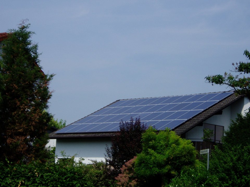 Hausdach mit Photovoltaik-Anlage