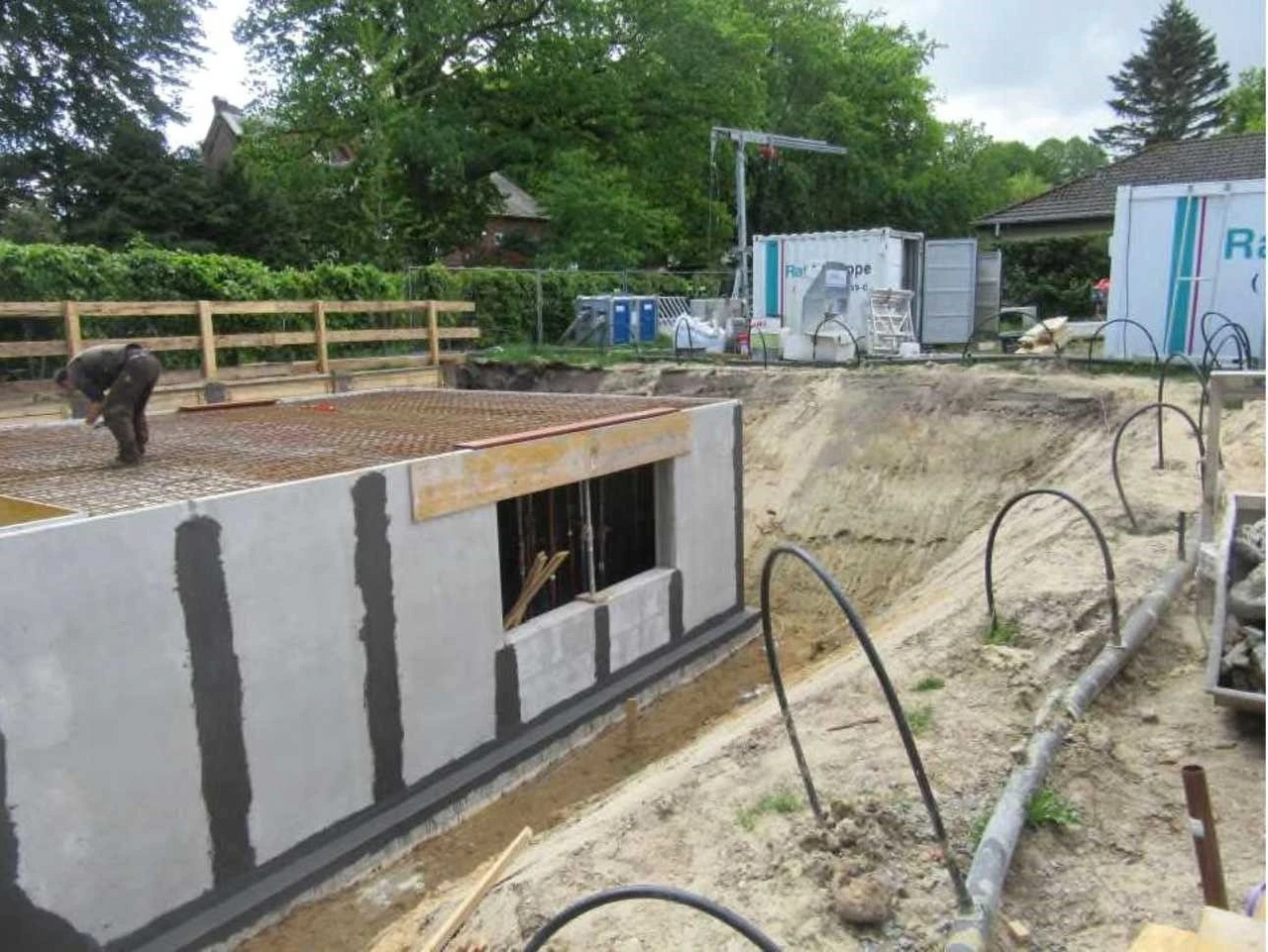 Außenansicht eines Fundaments auf einer Baustelle für ein Neubau.