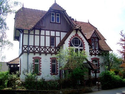 Altbauvilla Baujahr 1898 mit Fachwerk und aufwendiger Dachlandschaft 
