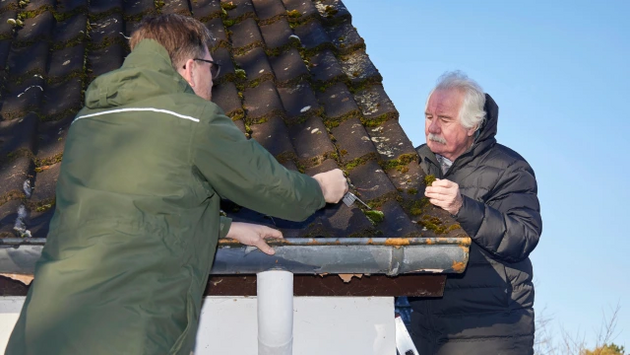 Nicht jede Dachfläche, die überaltert aussieht, muss saniert werden. Das können aber meist nur unabhängige Experten feststellen.